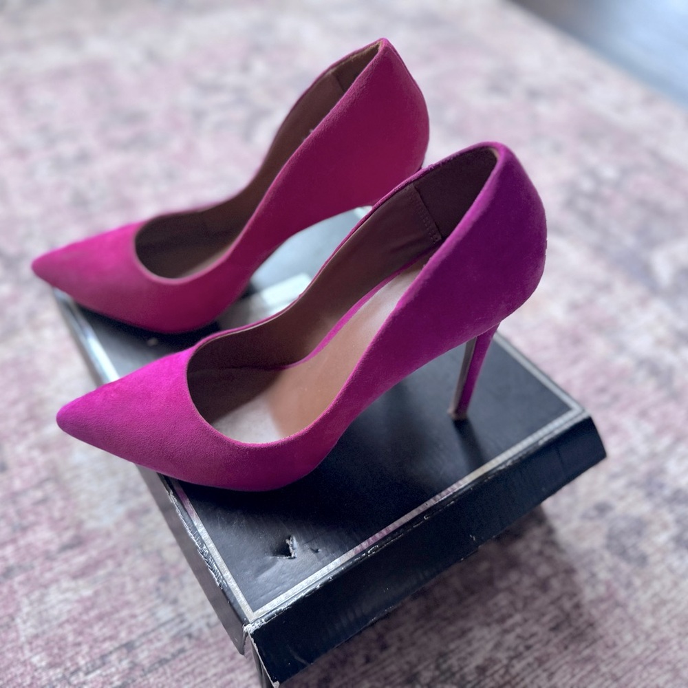 Pink/fuchsia suede pump
